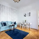Deluxe Dream Home In The Center