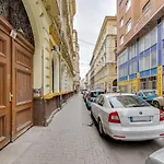 Little Cola Apartment In Dohany Street With Ac