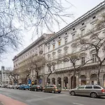 Top Location Apartment Near Basilica