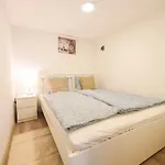 1 Bedroom Flat In Nyar Str., Central