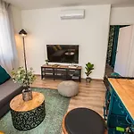 Stylish Oasis Central Apartment With Ac And Parking