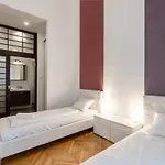 Bright Two-Bedroom Home By The New York Palace