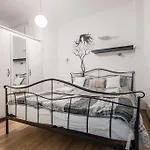 Cosy Central Apartment At River
