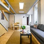 Avenue Loft Apartments J52