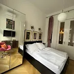 Unique Artistic Apartment By H\'Ereggi