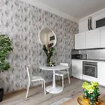 Deluxe Quentin Apartment Next To The Synagogue