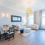 Downtown Heart 3Bdr Jokai Square Ac