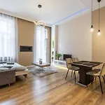 Csengery Deluxe Home With Balcony