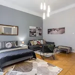 Spacious & Cozy Downtown Apartment With Balcony
