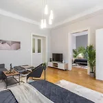 Spacious & Cozy Downtown Apartment With Balcony