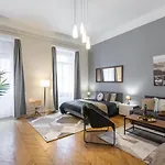 Spacious & Cozy Downtown Apartment With Balcony