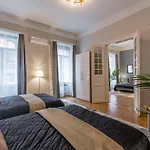 Spacious & Cozy Downtown Apartment With Balcony