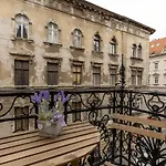 Csengery Deluxe Home With Balcony
