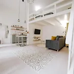 Comfy Apartment At New York Cafe With Aircon