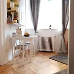 B24 Cosy Small Flat At Center