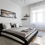 Modern Spacious Flat In Buda
