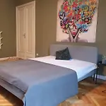 Beautifully Design Apartment Near Corvin Plaza