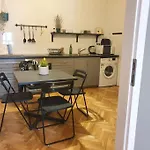 Beautifully Design Apartment Near Corvin Plaza