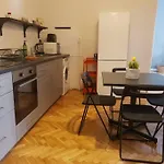 Beautifully Design Apartment Near Corvin Plaza
