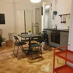 Beautifully Design Apartment Near Corvin Plaza