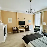 Academy Home - Elegant Place Next To The Parliament