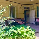 Vintage Studio Apartment, Garden And Free Parking