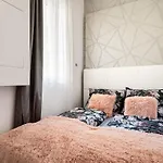 Luxury Apartment With Free Garage And Balcony In The Center