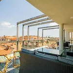 Luxury Apartment With Balcony In Downtown