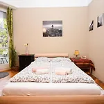 Stylish Flat W Balcony Next To The Castle & Metro