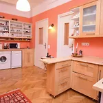 Stylish Flat W Balcony Next To The Castle & Metro