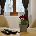Standard Apartment By Hi5- Podmaniczky Street