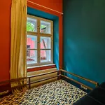 Vintage Garden Apartment With Balcony