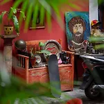 Vintage Garden Apartment With Balcony