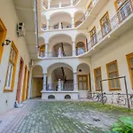 Cute Gallery Flat In Dob Str, Mars