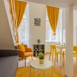 Two Bedroom Gallery Flat In The Akacfa Str.