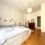 Good Ambiance, Arty Apartment Center
