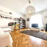 Good Ambiance, Arty Apartment Center