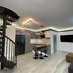 Brand New Luxury Apartment In Absolute Downtown