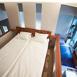 Elizabeth 44 Boulevard Apartment