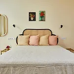Asboth 221 Cozy Center Apartment
