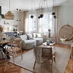 Scandinavian Art 3-Bdr Apartment