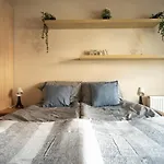 Central Apartment At Gozsdu Court, 60 Sqm, 2 Rooms With 2 Ac, Elevators, Kitchen