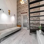Chic Loft Bp: Industrial Gem