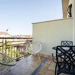 Avant-Garde Abode Apartment With Terrace