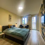 Fresh Smartly Designed Studio Flat & Sunny Balcony