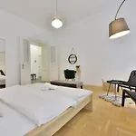 Central Newly Built Apartment, Aradi