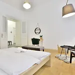 Central Newly Built Apartment, Aradi