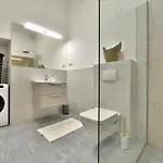 Central Newly Built Apartment, Aradi