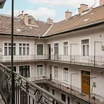 Szentkiralyi Apartman 2