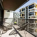 Modern Riverside Apartment With Free Parking